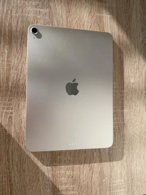 Apple iPad Air 11 M3 128GB Starlight - Säljer en Apple iPad Pro 12.9 tum i silver med stilren och tunn design. Baksidan är i aluminium med Apple-logga och kameran sitter i hörnet. Skärmen är stor och har tunna kanter, perfekt för både surf och kreativt arbete.