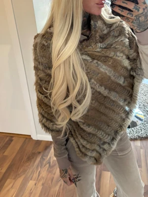 Päls poncho  - Päls poncho, fuskpäls. Skriv innan köp 🌸 • Instagram: Ginise  