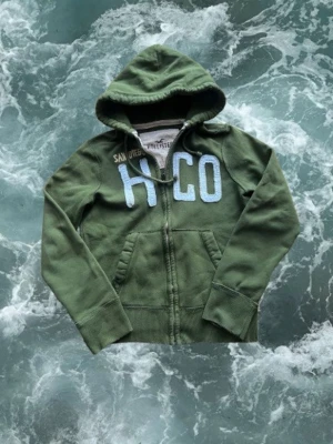 Vintage hollister zip - Säljer just nu denna otroligt snygga vintage zippen från hollister i mossgrön färg, hör gärna av er vid frågor!🙌🙌