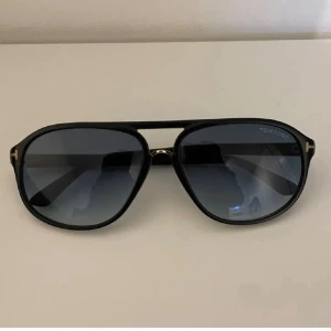 Tom Ford solgalsögon  - Säljer ett par schyssta tom Ford glasögon i mycket fint skick o riktigt feta. Har du frågor tveka inte på att kontakta mig:). 800 är det lägsta jag verkligen kan gå och se om vi har ett snabb affär. Skriv bara om du verkligen är intresserad 😊