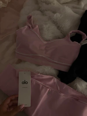 Alo yoga pink set 🎀💗 - Helt ny, prislapp finns kvar på byxorna. Toppen provades där av tog jag bort prislappen. Nypris 3500