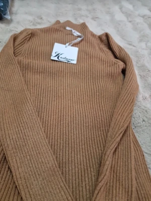 Ribbstickad brun tröjan  - för women 