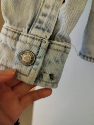 Skjorta  - Ny pris ligger runt 300 kr. Finss mascara fläkt på den passar mig som är 16 och använder xs