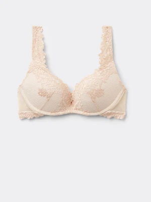 Beige spets-bh med vaddering - Säljer en beige bh med vacker spetsdetalj och vadderade kupor. Bh:n har breda axelband med spets och ger ett lyxigt intryck. Materialet är mjukt och bekvämt mot huden.och den är Puch up. Säljer pågrund av att den inte passar.och den är inte använd 