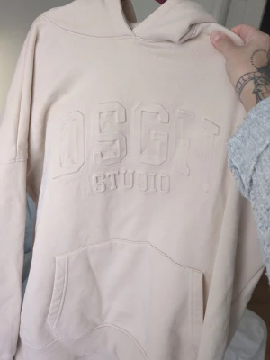 Beige oversize hoodie  - Beige oversize hoodie, passar S-M, nyskick 