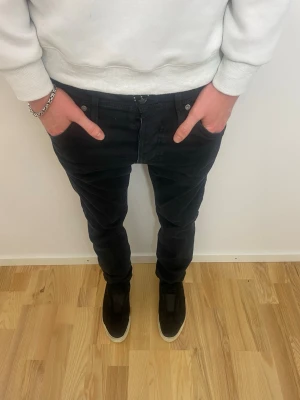 Jack & Jones jeans  - Svarta jack & jones jeans - W30 L32 - Skick 9/10 - Ganska små i storleken - Hör av er vid minsta fundering!