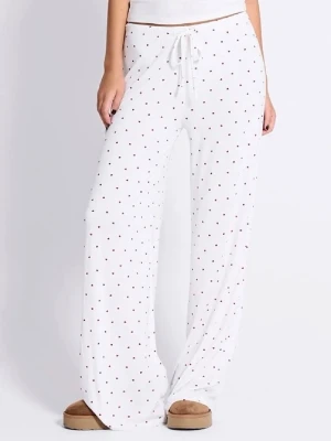 Vit pyjamas med hjärtmönster lager 157 - Använd fåtal gånger. Söt vit pyjamas med små röda hjärtan, består av ett linne med smala axelband och ett par vida byxor med dragsko i midjan. Mjuk och stretchig bomullsblandning som känns skön mot huden. Perfekt för mysiga kvällar hemma.