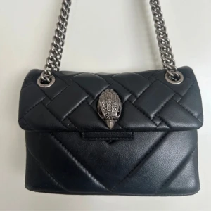 Kurt Geiger väska - Superfin väska ifrån Kurt Geiger i fint skick ! den har ett innerfack och bandet är justerbart bland vad man vill ha den på axeln eller snett över 