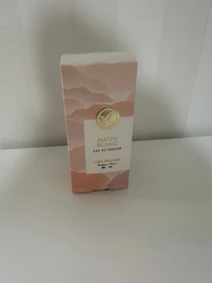 Matin Blanc Eau de Parfum 100 ml - Matina Blanc Eau de Parfum från Yves Rocher i en elegant rektangulär förpackning med mjuka rosa och vita toner samt gulddetaljer. Doften är fransk och exklusiv, Innehåller 100 ml.