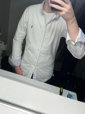 Ralph lauren skjorta  - En ruskigt fett Ralph lauren skjorta i Storlek xs den är 7/10 i skick pris 429kr  den har också unika färger i kragen och längst ner på ärmarna pris går att diskutera 