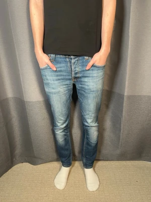 Schyssta Nudie jeans grim tim - Tja!| Säljer detta paret feta jeans från Nudie!| Modell:Grim Tim!| Kontakta mig vid minsta fråga!| Pris alltid diskuterbart!| //Nils- lagade på vissa ställen, samt litet hål i fickan som går stt laga själv eller gratis hos Nudie!