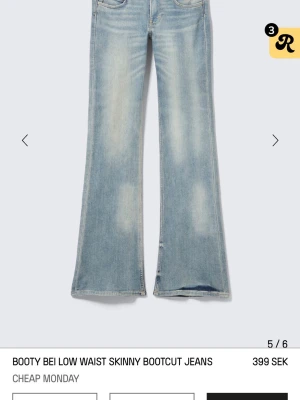 Bootcut jeans från Cheap Monday - Ljusblå bootcut jeans med låg midja från Cheap Monday. Jeansen har skinny passform upptill och utsvängda ben, klassisk femficksdesign och slitna detaljer framtill. Perfekta för en avslappnad och trendig look. Storlek 26/30😁