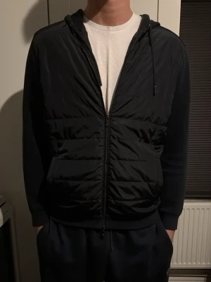 Cardigan - Säljer en cardigan från Massimo Dutti, cardiganen är i jättebra skick och är bara använd ett fåtal gånger! Strl XL men sitter som en L, modellen på bilden är 190cm och väger 80kg!