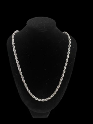 Silverfärgat tvinnat halsband - 6mm rostfri kedja, aldrig använd så inga repor osv. Går att duscha med och tåler vatten bra. Riktigt stilren för att komplettera din outfit.