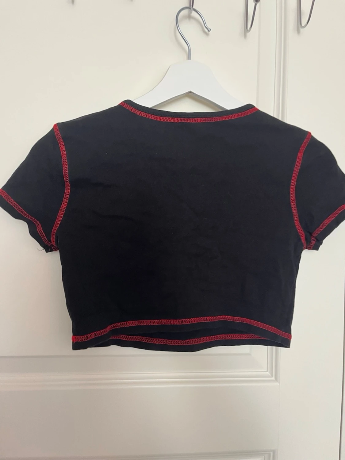 Svart croppad topp med röd drakprint - 5