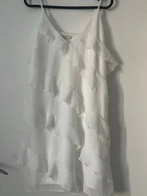 Vit kläning  - Säljer en söt sommarklänning/ studentklänning, säljer då det inte är min storlek. Storlek 44 men motsvar mer som 38 alltså (M)