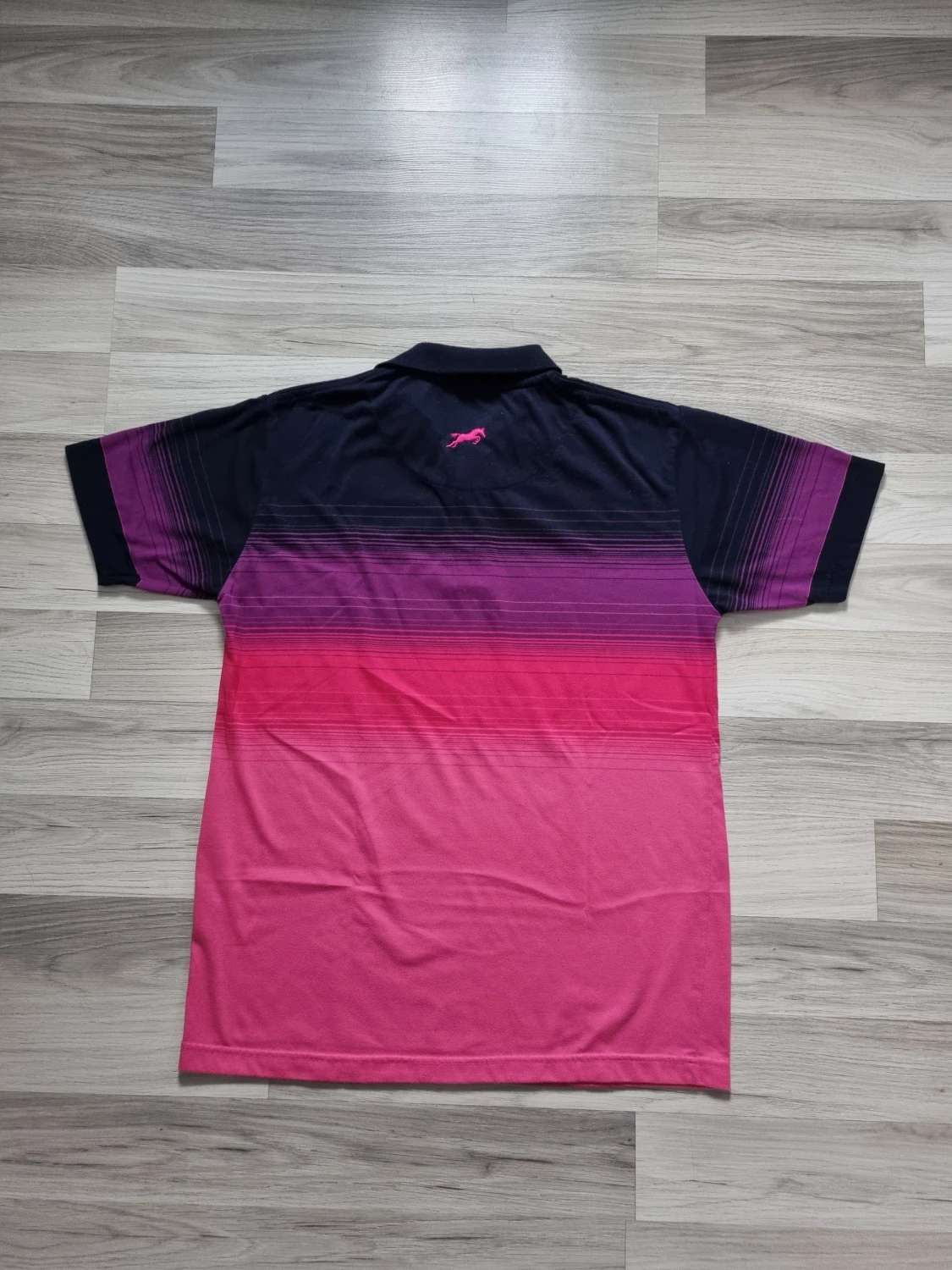 Svart och rosa pikétröja med gradient - 1