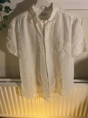 Vit linneskjorta från East West - Klassisk vit linneskjorta från East West i fint skick. 