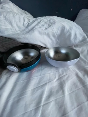 Pokémon Master Ball leksak - Säljer en rund Pokémon Master Ball leksak i plast med blå, vit och röda detaljer. Bollen kan öppnas och stängas, perfekt för samlare eller som dekoration. Klassisk design från Pokémon-universumet.