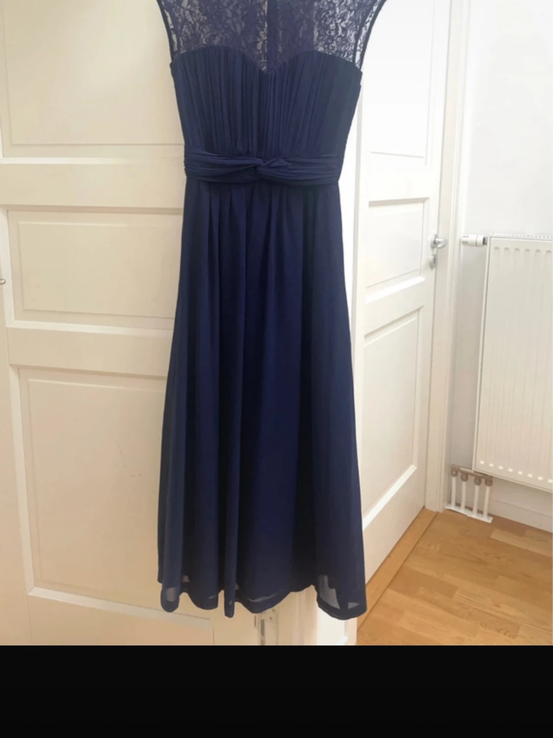 Marinblå långklänning med spets