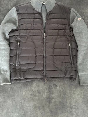 Grå Moncler cardiganjacka - Säljer en grå cardiganjacka från moncler i storlek M men passar bäst S😊 den passar dig bäst om man är mellan 170-180 cm lång, hör av er vid minsta funderingar!