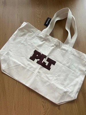 PLT Väska 💕 - Stor beige väska från PrettyLittleThing, ny med prislapp kvar 🤎