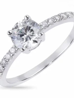 Silverring med glittrande sten - En elegant silverfärgad ring med en rund, klar sten i mitten och små gnistrande stenar längs bandet. Original pris 781kr 🤗storlek 17,2 