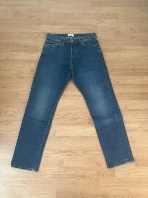 Royal Denim Division Jeans - Säljer denna då den inte längre används  Märke - Royal Denim Division  Storlek - W32 L32  Midjemått - 41cm Innerbenslängd - 75cm  Pris går att diskuteras