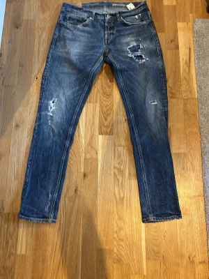Dondup Jeans - Säljer nu dessa riktigt feta dondup jeans i storlek 34 har du några frågor tveka inte på att skriva till mig💫