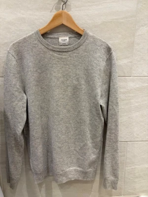 100% cashmere från John Henric - Säljer nu min 100% cashmere från John Henric då den inte används. Tröjan är använd men i fint skick, utöver hålet som finns vid armhålan bakom högra axeln. Storlek Small, nypris 1800kr.