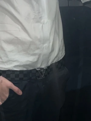  svart rutigt bälte - Jag säljer ett Snyggt svart bälte då jag inte har användning till det nå mer, skickas samma dag om det är på dagen annars nästa dag😁