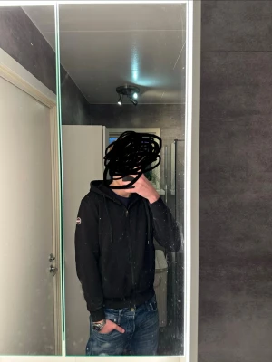 Colmar zip - En riktigt fräsch zip från Colmar! Passar till det mesta och är i bra skick. Skriv vid frågor och kolla gärna in min profil för fler feta plagg!