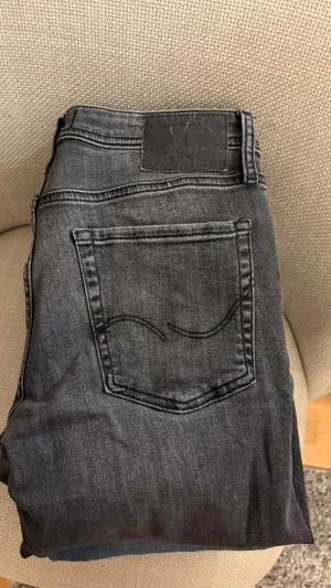 Svarta Slim Glenn jeans från Jack & Jones - Säljer ett par svarta Slim Glenn jeans från Jack & Jones i storlek 32/32. Jeansen har en slim passform, klassisk femficksdesign och är tillverkade i mjukt denimtyg. Bara att höra av er vid frågor eller funderingar!😊