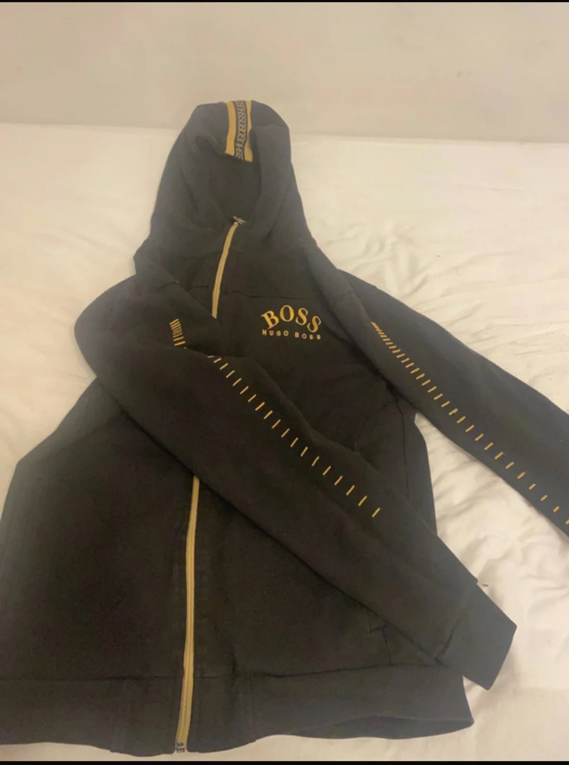 Svart hoodie från Hugo Boss med gul dragkedja