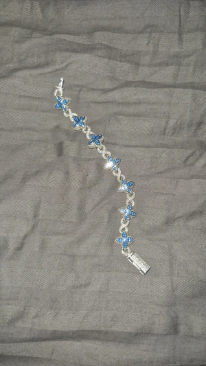 Indossa fiori armband silver/blått - Köpt från indossa i november i år "2025"knappt använt,19 cm,är precis som nytt,jag använt 3-5 gånger