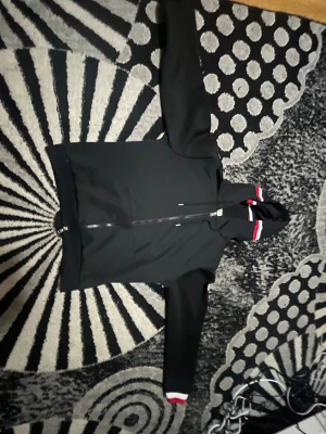 Moncler kofta - En moncler kofta som är köpt för 1200 och de passar för dig som gillar bekvämt material och använd två gånger 