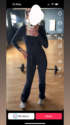 Exercere set  - Mörkblå navy set från exercere inkluderar flare pants xs tall, tank top xs, wrap blouse xs, fleek shorts xs💕 nypris ca 3300kr 