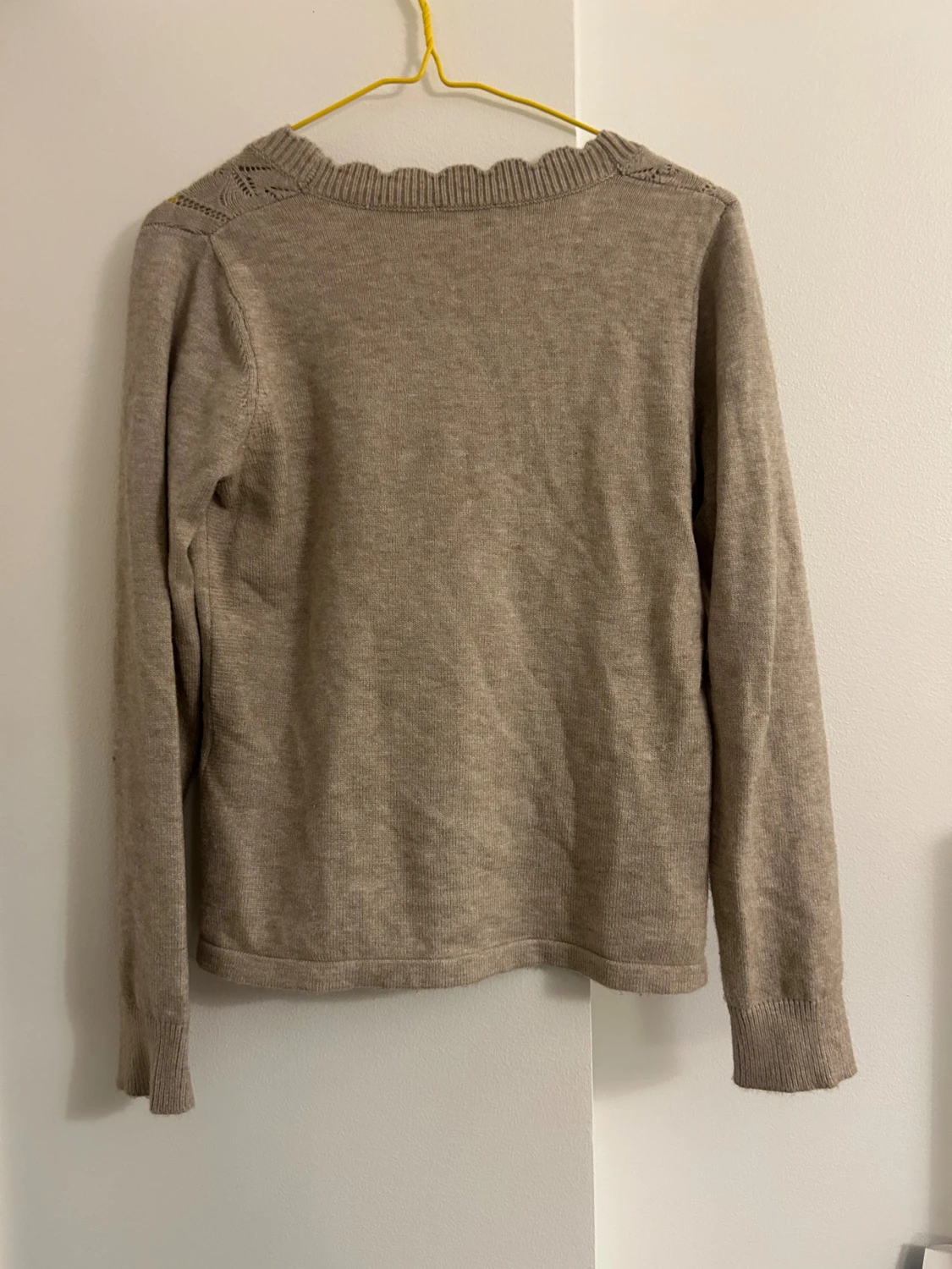 Beige kofta med detaljer - 1