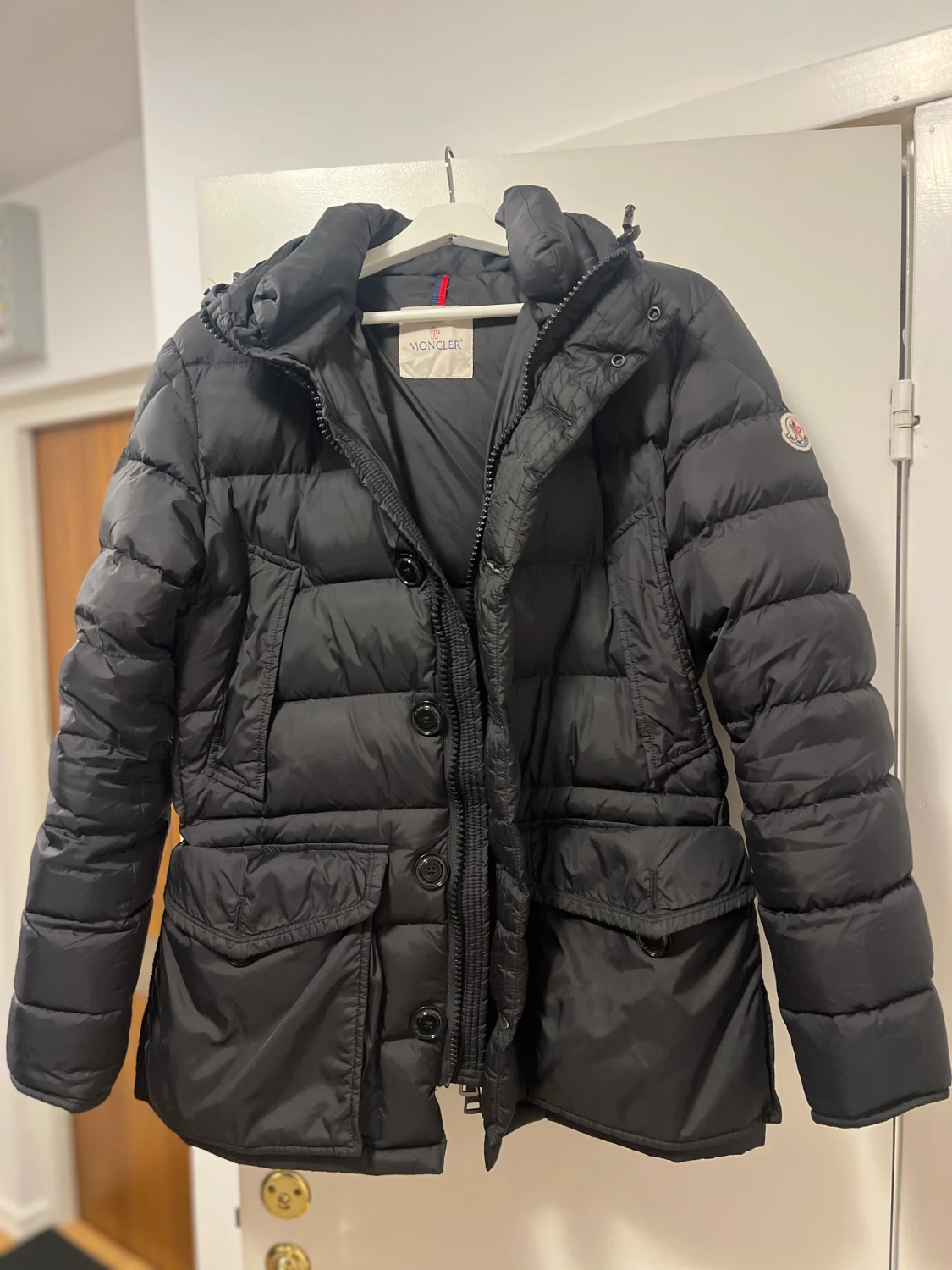 Svart Moncler dunjacka med huva