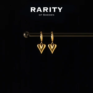 Heart Earring - Gold: Guldiga hjärtörhängen  - Otroligt snygga örhängen med hjärtan i rostfritt stål!! Örhängena är i fin guldig färg och passar så bra för att piffa upp en outfit och lägga till en extra detalj🪽Likt alla andra våra smycken tål dessa örhängen vatten och håller sitt glans länge!! Vid frågor eller funderingar - välkommen att skriva till oss🪽