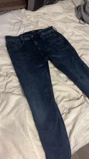 Replay anbass - Mörka blåa replay jeans i modellen anbass, slim fit. Super skick och skön stretch🐻