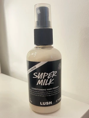 Lush Super Milk Conditioning Primer - Super Milk Conditioning Hair Primer från Lush i en 100g plastflaska med sprayfunktion. Produkten är vegansk och har en mjölkvit färg. Innehåller mandel, kokos och havre för återfuktning och mjukhet. Perfekt till hösten om man tycker om att dofta som en nybakad kanelbulle med en touch av citron glasyr på😍Denna produkt är använd max 5 gånger och är i princip helt ny. Finns inget kladd eller liknande på sprayen och locket. 
