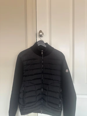 Cardigan  - Säljer eftersom den är för liten. Skicket är 9/10 då den använts sparsamt. Vill sälja snabbt 