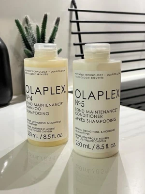 Olaplex No.4 & No.5 Bond Maintenance - Säljer ett set med Olaplex No.4 Bond Maintenance Shampoo och No.5 Bond Maintenance Conditioner, båda i 250 ml flaskor. Produkterna kommer i stilrena, ljusbeige plastflaskor med svart text. Perfekt för dig som vill stärka och vårda håret med populära Olaplex.