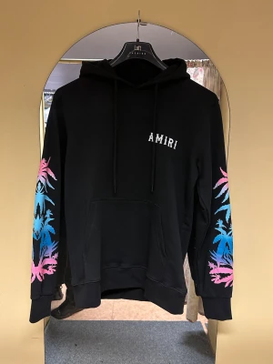 AMIRI, huvtröja  - Svart huvtröja från AMIRI med tryck längst armarna. Vit logga på bröstet. Helt ny aldrig använd. 