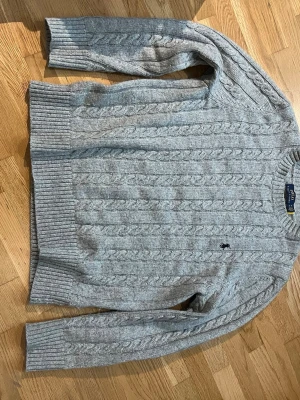 Grå stickad tröja Polo Ralph Lauren - Säljer en grå stickad tröja från Polo Ralph Lauren i storlek M. Bekväm passform, mjuk och skönt kvalité. PRIS KAN DISKUTERAS