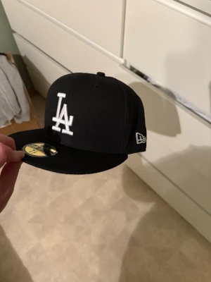 LA keps  - LA keps! Svart     58,7cm 