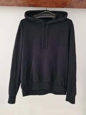 Black hoodie - Black simple hoodie with belly-pocket. Very good condition, very little pilling (see picture). Womens size L. Length: 63 cm, Arm length: 60 cm (from seam) 