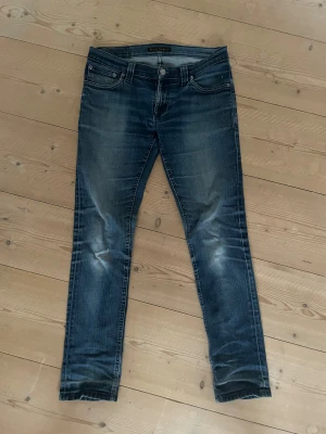 Mörkblå jeans från Nudie - Tjena, säljer mina as feta Nudie jeans i modellen tight long john, storleken är 29W och 30L, de är en selvaged look på jeansen och de passar till allt, skriv för fler frågor eller bilder, Mvh
