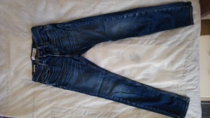 Hollister jeans i nyskick! - Supersnygga jeans i strl w28-l30 från Hollister! Modell super skinny. Använda endast ett par gånger.